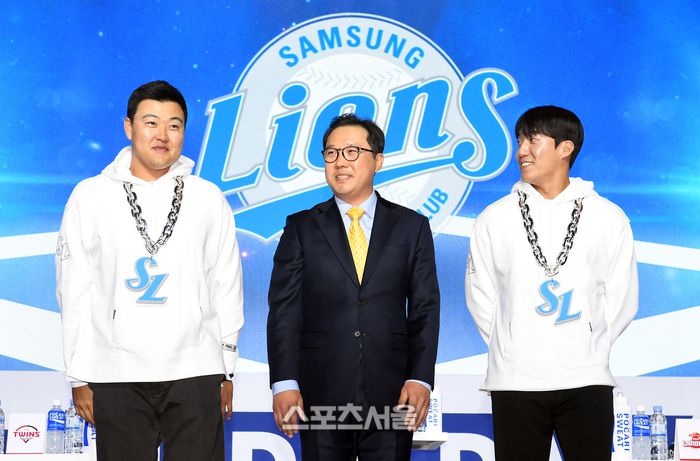 삼성 라이온스 박진만 감독(가운데)과 오재일(왼쪽), 원태인이 30일 서울 용산구 그랜드하얏트서울호텔에서 진행된 2023 KBO 미디어데이 행사에서 취재진을 향해 포즈를 취하고 있다. 사진 | 박진업기자 upandup@sportsseoul.com