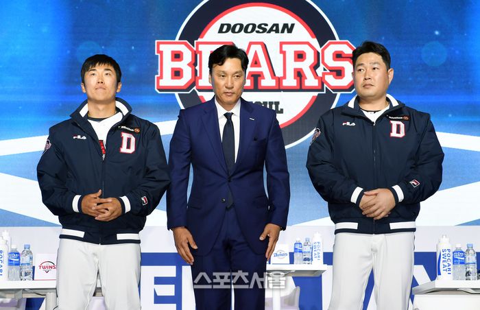 두산 베어스 이승엽 감독 감독(가운데)과 허경민(왼쪽), 양의지가 30일 서울 용산구 그랜드하얏트서울호텔에서 진행된 2023 KBO 미디어데이 행사에서 취재진을 향해 포즈를 취하고 있다. 사진 | 박진업기자 upandup@sportsseoul.com
