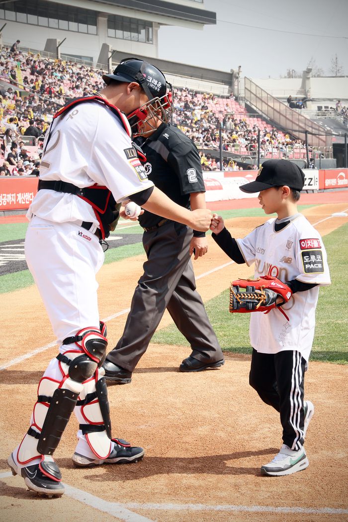 4월 1일 수원KT위즈파크에서 열린 KT와 LG 개막전 시구행사 모습. 제공 | KT 위즈