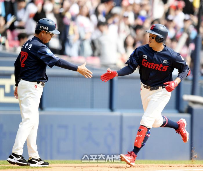 롯데 전준우가 1일 잠실야구장에서 열린 2023 KBO리그 두산과 경기 2회초 1사 좌월홈런을 날린 후 전준호 코치와 하이파이브를 하고 있다. 잠실 | 최승섭기자 thunder@sportsseoul.com