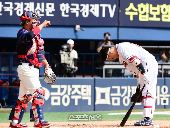 두산 양의지가 1일  잠실야구장에서 열린 2023 KBO리그 롯데와 경기 1회 타석에 들어서며 관중에 인사하고 있다. 잠실 | 최승섭기자 thunder@sportsseoul.com