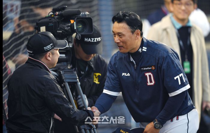 두산 이승엽 감독이 경기 후 박정원 구단주의 축하를 받고 있다