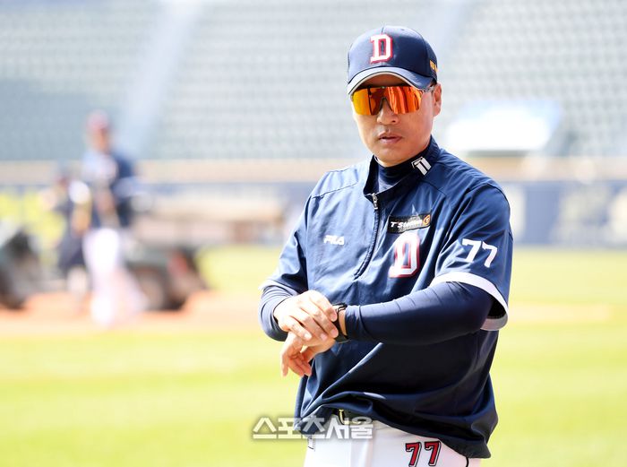 두산 이승엽 감독이 1일  잠실야구장에서 열리는 2023 KBO리그 롯데와 경기에 앞서 선수들의 훈련을 지켜보다 시간을  살피고 있다.