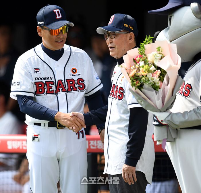 두산 이승엽 감독이 1일 잠실야구장에서 열린 2023 KBO리그 롯데와 경기 전 시구자인 김인식 전 감독과 악수를 하고 있다.