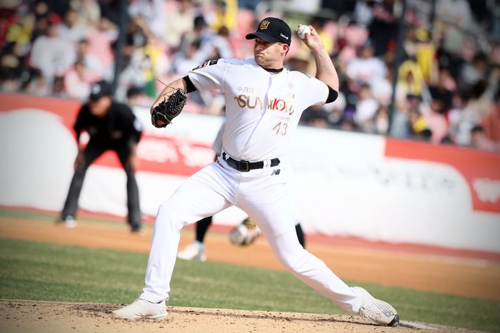 KT 웨스 벤자민이 1일 수원 LG전에서 호투하고 있다. 제공 | KT 위즈