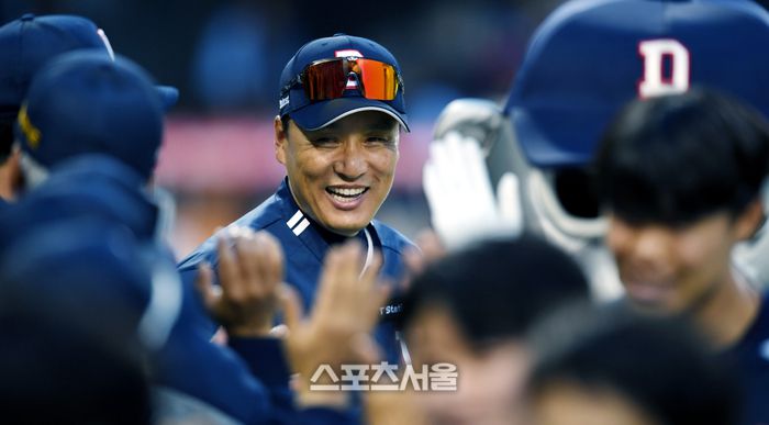 감독 데뷔승에 웃음꽃 활짝 핀 이승엽 감독