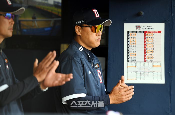 이승엽 감독이 박수를 치며 선수들을 격려하고 있다.