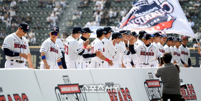 이승엽 감독이 도열해 있는 선수들과 하이파이브를 하며 개막식장에 입장하고 있다.