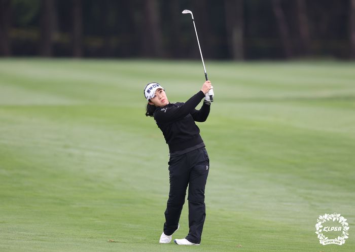 지난해 KLPGA투어 대상과 최저타수상을 받은 김수지가 롯데렌터카 여자오픈에서 샷하고 있다. 사진제공 | KLPGA