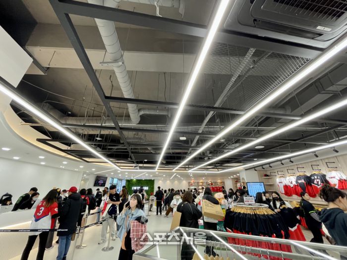 붐비는 KIA 팀스토어. 홈 개막전을 맞아 많은 관중이 유니폼을 사기 위해 이곳을 방문했다. 광주 | 황혜정기자. et16@sportsseoul.com