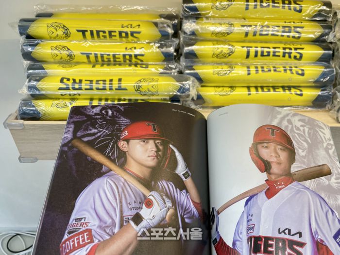 KIA타이거즈 팬북과 이번시즌 부터 도입된 친환경 응원봉. 광주 | 황혜정기자. et16@sportsseoul.com