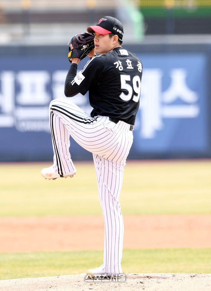 LG 강효종이 23일 수원 KT위즈파크에서 열린 2023 KBO리그 KT와의 시범경기에 선발 등판해 힘차게 공을 던지고 있다. 2023. 3. 23. 수원 | 박진업기자 upandup@sportsseoul.com