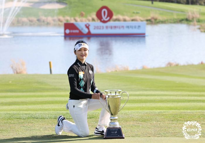 이예원이 9일 롯데스카이힐 제주CC에서 열린 KLPGA투어 롯데렌터카 여자오픈에서 생애 첫 우승을 차지한 뒤 트로피 앞에서 취하고 있다. 사진제공 | KLPGA