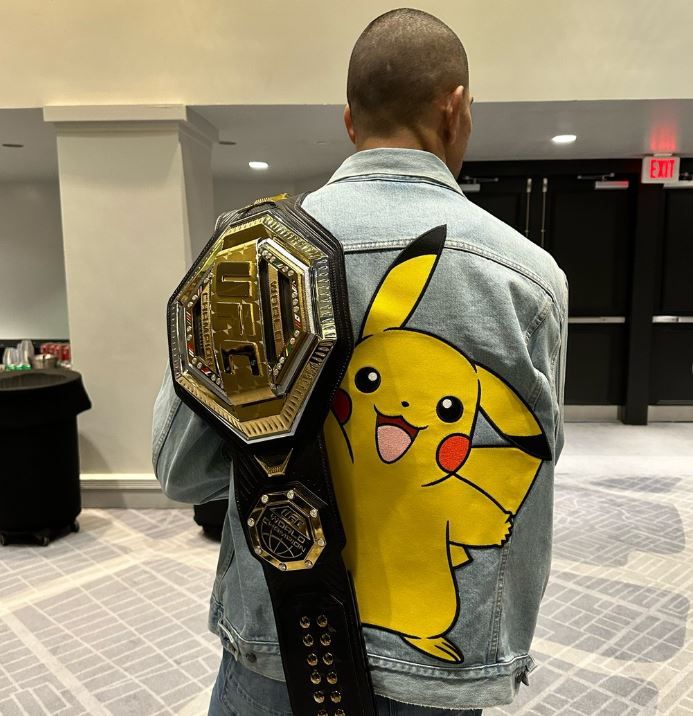 6일 알렉스 페레이라가 애니메이션 덕후 이스라엘 아데산야를 도발하기 위해 ‘포켓몬스터’ 인기 캐릭터 피카츄가 그려진 재킷을 입고 등장했다. 사진 | UFC