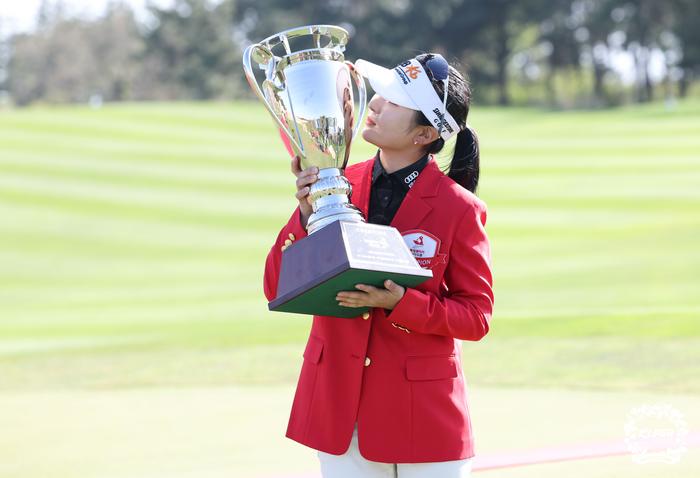 이예원이 9일 롯데스카이힐 제주CC에서 열린 KLPGA투어 롯데렌터카 여자오픈에서 생애 첫 우승을 차지한 뒤 빨간색 재킷을 입고 트로피에 입맞춤하고 있다. 사진제공 | KLPGA