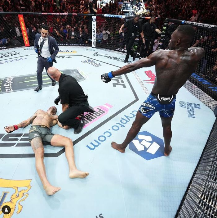 이스라엘 아데산야(오른쪽)가 9일(한국시간) 미국 플로리다주 마이애미 카세야 센터에서 열린 ‘UFC 287: 페레이라 vs 아데산야 2’ 대회 메인 이벤트에서 알렉스 페레이라를 상대로 오른손 카운터 KO 승을 거뒀다. 사진 | UFC