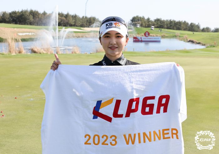 이예원이 9일 롯데스카이힐 제주CC에서 열린 KLPGA투어 롯데렌터카 여자오픈에서 생애 첫 우승을 차지한 뒤 우승자 타올을 들고 포즈를 취하고 있다. 사진제공 | KLPGA