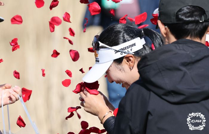 이예원이 9일 롯데스카이힐 제주CC에서 열린 KLPGA투어 롯데렌터카 여자오픈에서 생애 첫 우승을 차지한 뒤 장미꽃잎 세례를 받고 있다. 사진제공 | KLPGA