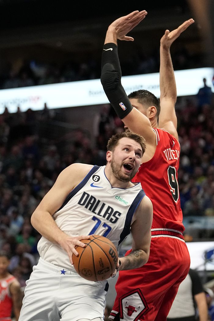 댈러스 매버릭스 가드 루카 돈치치가 시카고 불스전에 센터 니콜라 부세비치릐 마크를 피해 골밑 돌파를 시도하고 있다. AP연합뉴스