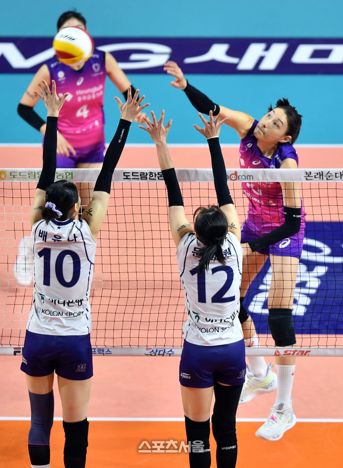 흥국 김연경이 6일 인천 삼산월드체육관에서 열린 2022-2023 V리그 여자부 흥국생명과 한국도로공사의 챔피언결정전 5차전에서 도로공사 이중블로킹에 강타를 터트리고 있다.2023.04.06.인천 | 강영조기자 kanjo@sportsseoul.com