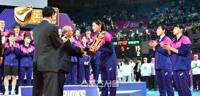 김연경이 준우승컵을 수상하고 있다.6일 인천 삼산월드체육관에서 열린 2022-2023 V리그 여자부 흥국생명과 한국도로공사의 챔피언결정전 5차전에서 도로공사가 풀세트접전끝에 승리하며 프로배구 최초 리버스스윕을 달성했다. 챔프전 2경기를 내리 이기며 우승에 성큼 다가갔던 흥국생명은 결국 체력적인 부담, 도로공사의 끈질긴 기세를 이겨내지못하고 도로공사에 전무후무한 기록을 선사하는 아쉬움을 곱씹어야했다.  2023.04.06.인천 | 강영조기자 kanjo@sportsseoul.com