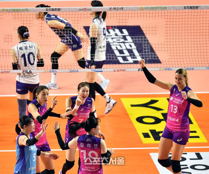 흥국 김연경 등 선수들이  6일 인천 삼산월드체육관에서 열린 2022-2023 V리그 여자부 흥국생명과 한국도로공사의 챔피언결정전 5차전 1세트에서 득점하며 환호하고 있다.2023.04.06.인천 | 강영조기자 kanjo@sportsseoul.com