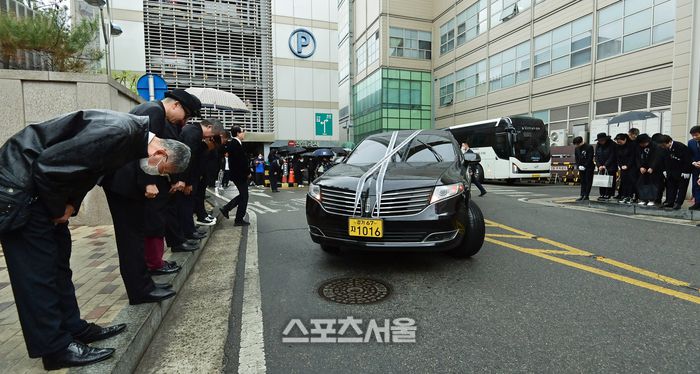 11일 서울 동작구 중앙대학교병원 장례식장에서 故 가수 현미의 발인이 진행되고 있다. 사진공동취재단
