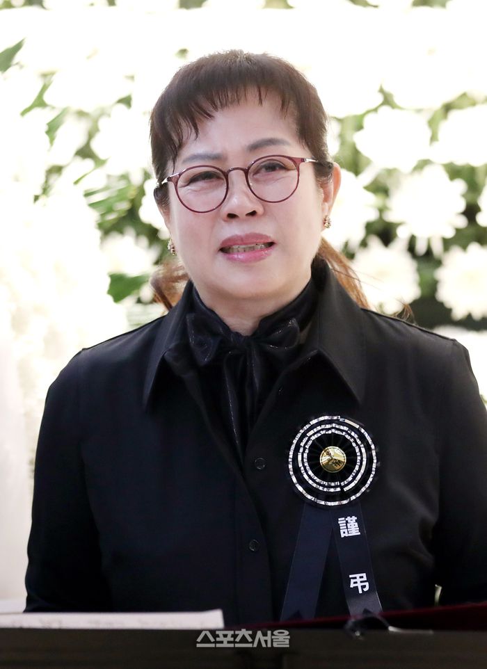 이자연 대한가수협회장이 11일 서울 동작구 중앙대학교병원 장례식장에서 故 가수 현미의 영결식에서 조사를 하고 있다. 사진공동취재단