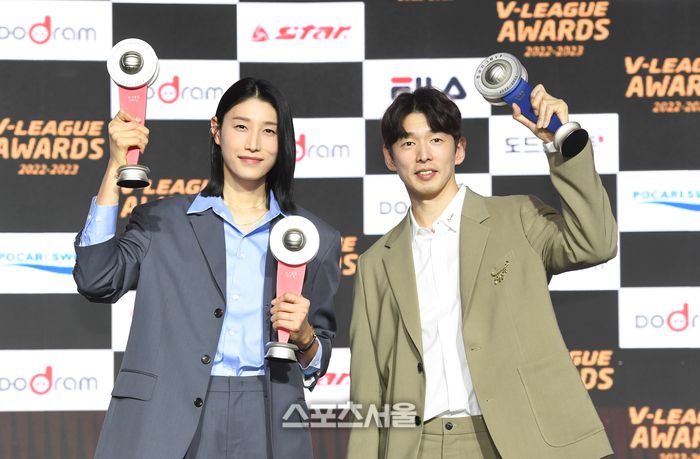 흥국생명 김연경(왼쪽)과 대한항공 한선수가 10일 서울 용산구 그랜드하얏트 그랜드볼룸에서 진행된 도드람 2022-2023 V-리그 시상식에서 MVP로 선정된 뒤 기념 촬영을 하고 있다. 2023. 4. 10. 박진업기자 upandup@sportsseoul.com
