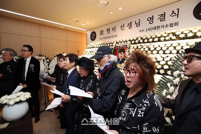 11일 서울 동작구 중앙대학교병원 장례식장에서 故 가수 현미의 영결식에서 동료 가수들이 조가로 ‘떠날 때는 말없이’를 부르고 있다. 사진공동취재단