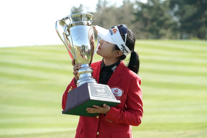 이예원이 9일 롯데스카이힐 제주CC에서 열린 KLPGA투어 롯데렌터카 여자오픈에서 우승을 차지한 뒤 트로피에 입맞춤하고 있다. 사진제공 | 석교상사