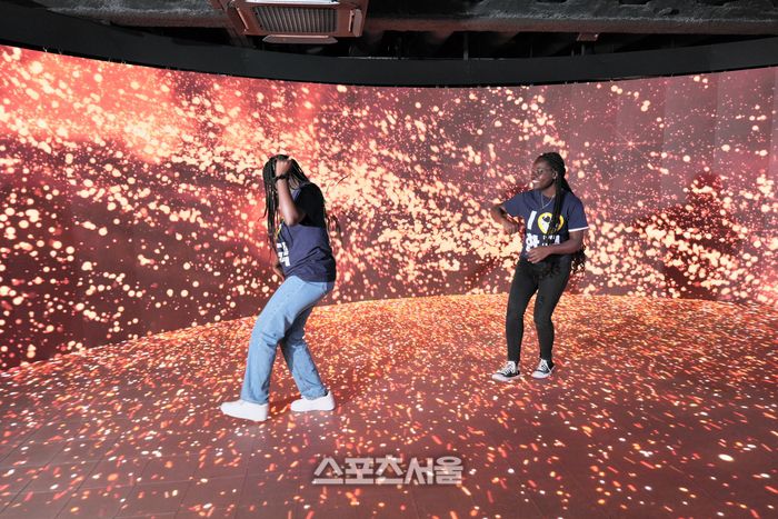 하이커그라운드를 방문한 미 고고생들이 뮤직비디오 콘셉트로 꾸민 무대에서 음악에 맞춰 춤을 추고 있다.    사진 | 황철훈기자 color@sportsseoul.com