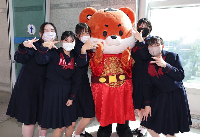 일본 구마모토현 루테루 학원 고등학교 학생들이  지난 3월 21일 수학여행차 한국을 찾아  인천국제공항에서 한복을 입은 캐릭터 인형과 기념 촬영하고 있다.  사진|연합뉴스