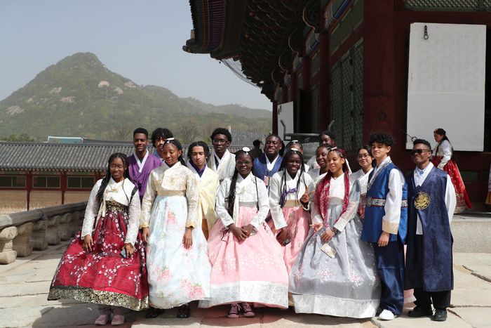 미국 데모크라시 프렙 공립학교 학생들이 경복궁에서 한복을 갈아입고 한국 문화를 체험하고 있다.    사진 | 한국관광공사