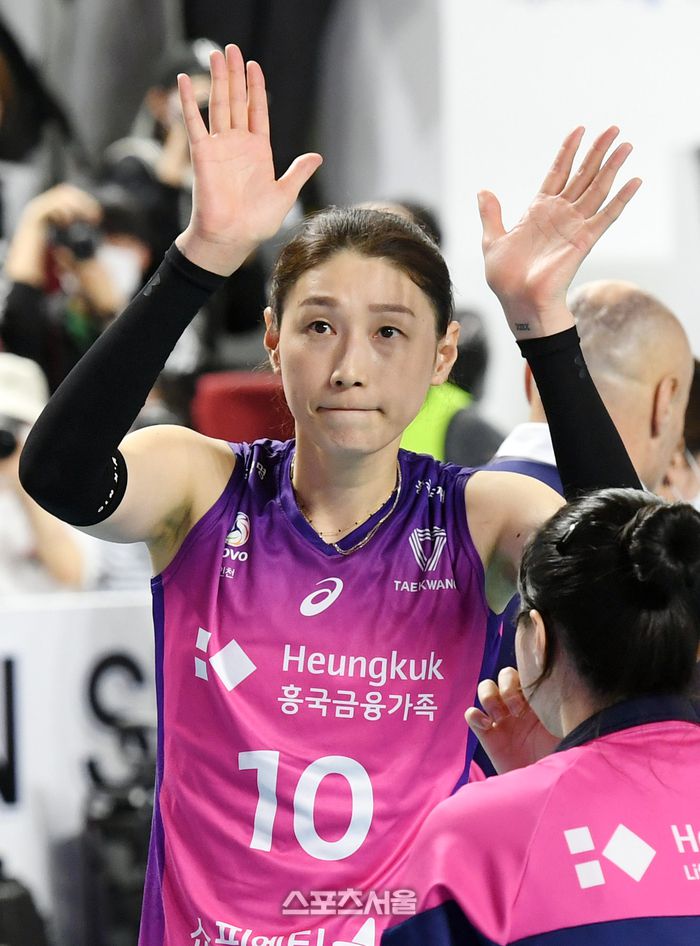 흥국생명 김연경이 4일 김천실내체육관에서 열린 2022-2023 V리그 한국도로공사와 챔피언결정전 4차전에서 패한 뒤 팬들에게 인사를 하고 있다. 인천 홈에서 1-2차전을 승리했던 흥국생명은 김천에서 3-4차전을 모두 패하며 최종 승부를 5차전에서 가리게 되었다. 2023. 4. 4. 김천 | 박진업기자 upandup@sportsseoul.com