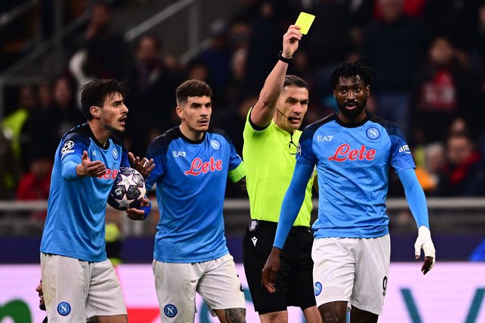 앙귀사(오른쪽에서 첫 번째)가 13일(한국시간) 유럽축구연맹(UEFA) 챔피언스리그 1차전에서 경고를 받고 있다.