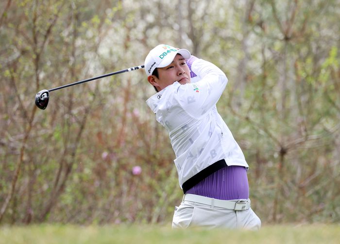 서요섭이 13일 춘천 라비에벨CC에서 열린 KPGA 코리안투어 시즌 개막전 DB손해보험 프로미오픈 1라운드에서 드라이버 티샷하고 있다. 사진제공 | KPGA