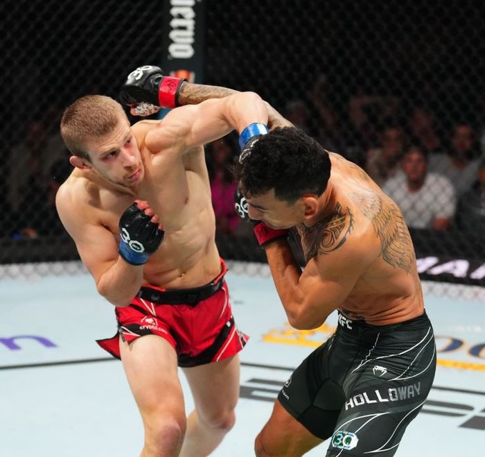 맥스 할로웨이와 아놀드 앨런이 16일(한국시간) 미국 미주리주 캔자스시티 티모바일 센터에서 열린 ‘UFC 파이트 나이트: 할로웨이 vs 앨런’ 대회 메인 이벤트에서 펀치를 교환하고 있다. 사진 | UFC