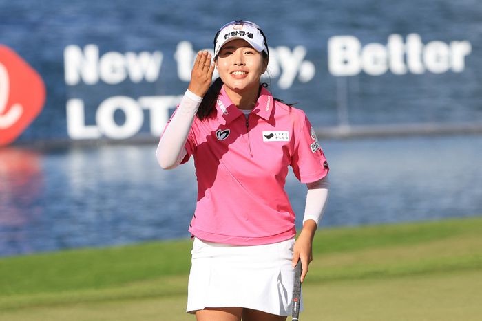 성유진이 16일(한국시간) 미국 하와이주 호아칼레이CC에서 열린 LPGA투어 롯데 챔피언십 최종라운드 18번홀에서 버디를 낚은 뒤 환호하고 있다. 에와비치(미 하와이주) |  APF 연합뉴스