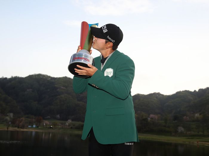 고군택이 16일 라비에벨CC에서 열린 KPGA 코리안투어 시즌 개막전 DB손해보험 프로미오픈에서 생애 첫 우승을 따낸 뒤 트로피를 들고 포즈를 취하고 있다. 사진제공 | KPGA