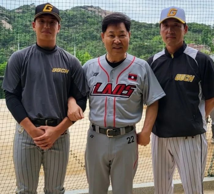 경기상고 시절 엄형찬과 이만수 전 SK 감독, 엄형찬의 아버지인 경기상고 엄종수 코치(왼쪽부터). 사진제공 | 헐크파운데이션