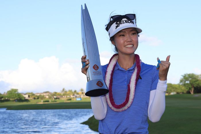 그레이스 김이 16일(한국시간) 미국 하와이주 호아칼레이CC에서 열린 LPGA투어 롯데 챔피언십 최종라운드에서 연장 혈투 끝에 우승한 뒤 포즈를 취하고 있다. 에와비치(미 하와이주) |  APF 연합뉴스