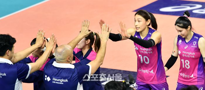 6일 인천 삼산월드체육관에서 열린 2022-2023 V리그 여자부 흥국생명과 한국도로공사의 챔피언결정전 5차전에서 도로공사가 풀세트접전끝에 승리하며 프로배구 최초 리버스스윕을 달성했다. 챔프전 2경기를 내리 이기며 우승에 성큼 다가갔던 흥국생명은 결국 체력적인 부담, 도로공사의 끈질긴 기세를 이겨내지못하고 도로공사에 전무후무한 기록을 선사하는 아쉬움을 곱씹어야했다. 흥국생명 맏언니 김연경이 5세트를 내준 후 아본단자 감독과 하이파이브를 나누고 있다. 2023.04.06.인천 | 강영조기자 kanjo@sportsseoul.com