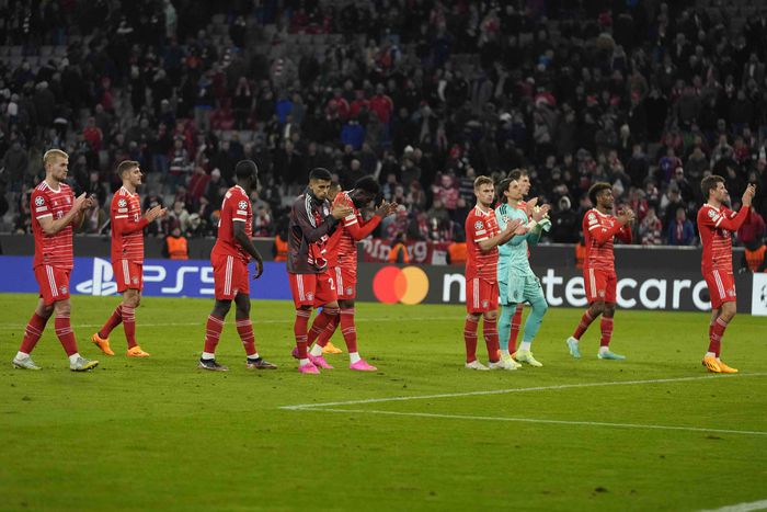 4강 진출에 실패한 바이에른 뮌헨 선수들이 홈팬들에게 인사를 하고 있다. 뮌헨|AP  연합뉴스