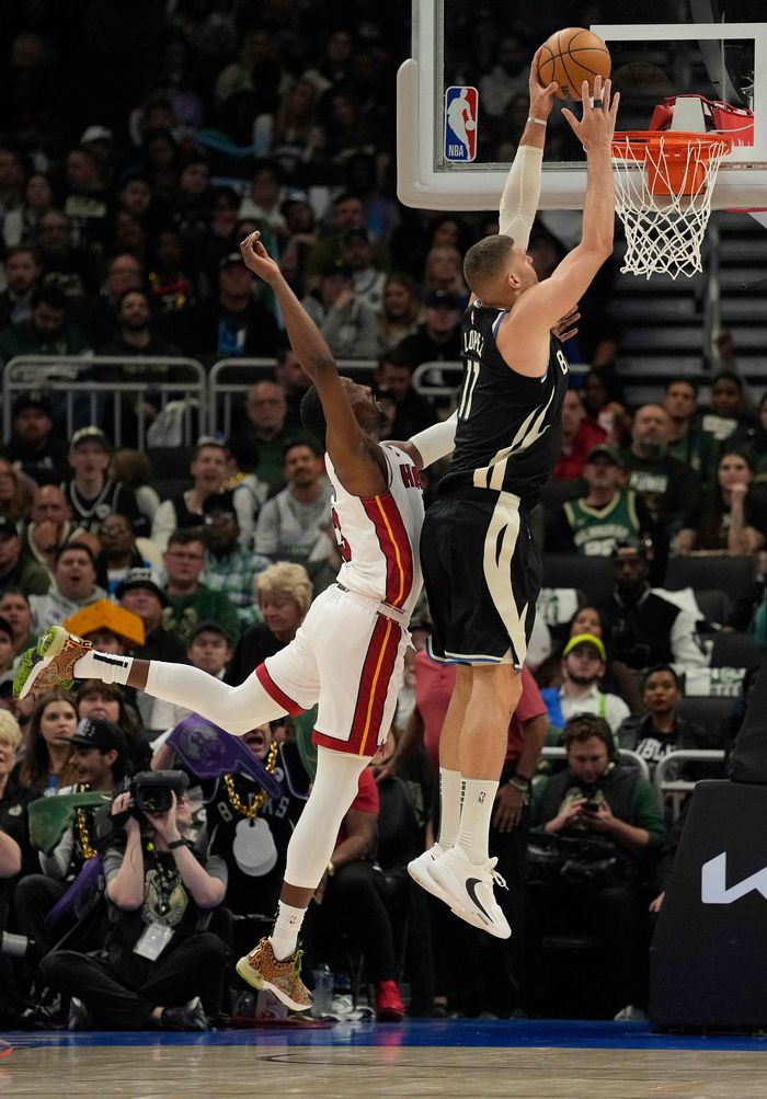 밀워키 버스 브룩 로페즈가 마이애미 히트 센터 뱀 아데베이요를 제치고 덩크슛울 꽂고 있다. 밀워키(위스컨신주)|AFP연합뉴스