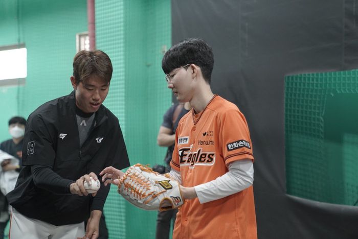 한화 한승주가 시구자로 나선 박도현에게 공을 잡는 방법을 알려주고 있다. 제공 | 한화생명e스포츠