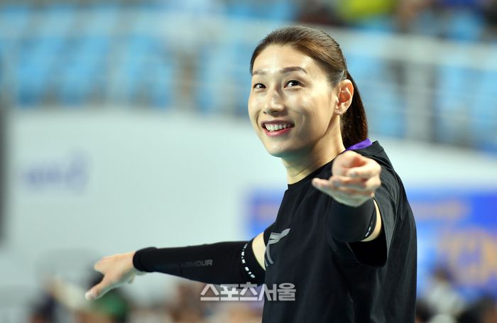 흥국생명 김연경이 2일 김천실내체육관에서 열린 2022-2023 V리그 여자부 챔피언결정전 3차전 흥국생명과 한국도로공사의 경기에 앞서 훈련을 하던 중 정려원 등 흥국생명 응원석을 향해 미소짓고 있다.  2023.04.02.김천 | 강영조기자 kanjo@sportsseoul.com