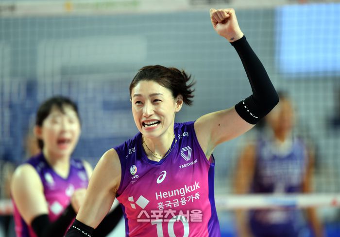 흥국생명 김연경이 2일 김천실내체육관에서 열린 2022-2023 V리그 여자부 챔피언결정전 3차전 흥국생명과 한국도로공사의 경기 첫세트 막판 득점한 후 환호하고 있다.  2023.04.02.김천 | 강영조기자 kanjo@sportsseoul.com