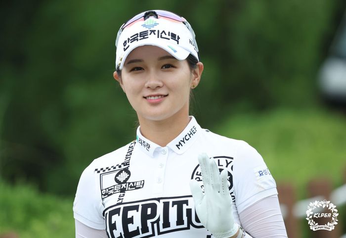 BC카드한경레이디스컵 2022 2라운드 16번홀에서 티샷후 이동하며 인사하는 박현경.사진|KLPGA