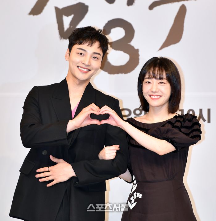 배우 김민재(왼쪽)와 소주연이 26일 목동SBS에서 열린 16부작드라마 ‘낭만닥터 김사부3’ 제작발표회 무대에 올라 포토타임을 갖고 있다. 강영조기자 kanjo@sportsseoul.com